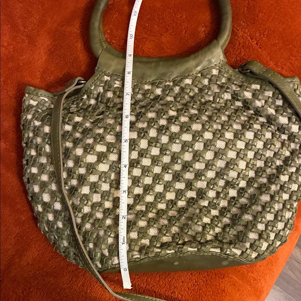 Elegant Woven Leather Handbag - Army Green and Cream - Picture 4 of 14